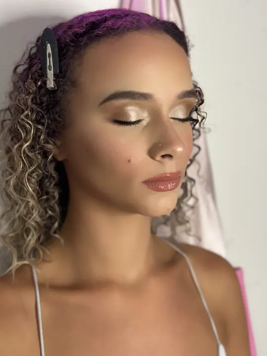 Bronze shimmer eye and glowing skin