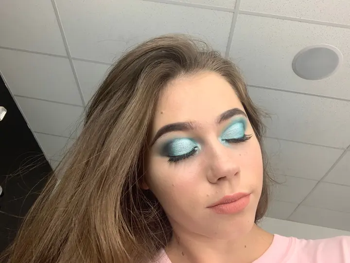 Turquoise eyeshadow with a peach lip