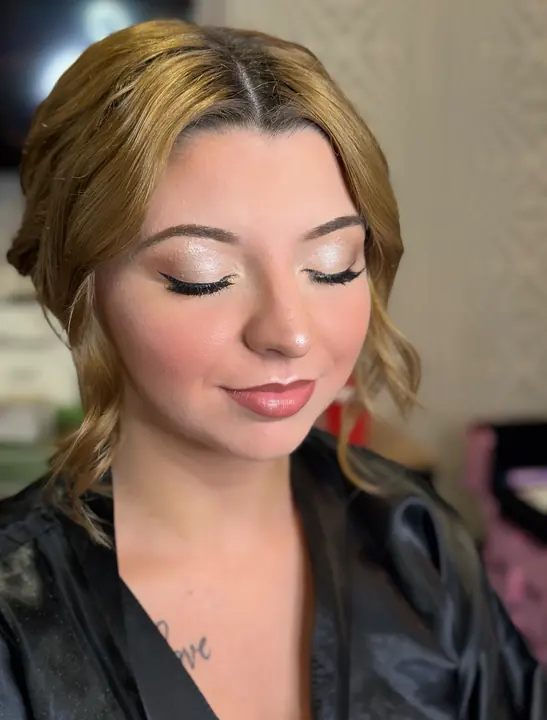 Soft glam with golden curls and a glossy lip
